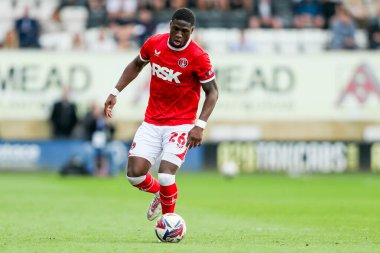 Charlton Atletizm takımından Thierry Small, 12 Nisan 2025 'te Cledara Abbey Stadyumu' nda Cambridge United ve Charlton Athletic maçında topla koşuyor.