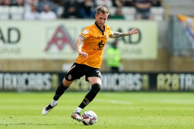 Cambridge United takımından Ben Stevens, 12 Nisan 2025 'te Cledara Abbey Stadyumu' nda oynanan Cambridge United - Charlton Athletic maçında topu çaprazlıyor.