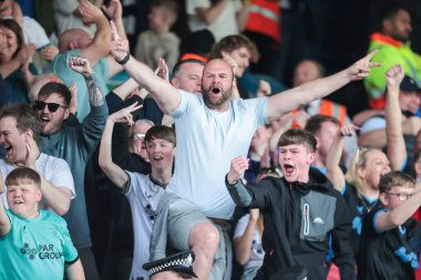 Leeds taraftarları 12 Nisan 2025 'te İngiltere, Leeds' de oynanan Elland Road 'da Leeds United ve Preston North End arasındaki Sky Bet Şampiyonası maçında takımlarının liderliğini kutluyorlar.