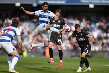 Queens Park Korucuları 'ndan Ronnie Edwards 12 Nisan 2025' te Londra 'daki Kiyan Prince Vakfı Stadyumu' nda Queens Park Rangers ile Bristol City arasındaki Sky Bet Şampiyonası maçında büyük bir mücadele veriyor.