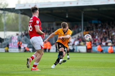 Cambridge United takımından Josh Stokes, 12 Nisan 2025 'te Cledara Abbey Stadyumu' nda oynanan Cambridge United - Charlton Athletic maçında çekim yapıyor.