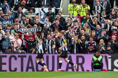 Newcastle United takımından Sandro Tonali, 13 Nisan 2025 'te St. James' s Park, Newcastle, İngiltere 'de oynanan Premier League maçı Newcastle United - Manchester United maçında 1-0 kazanma hedefini kutluyor.