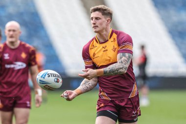 Huddersfield Giants takımının oyuncusu Liam Sutcliffe, Betfred Süper Lig maçı sırasında John Smith Stadyumu 'nda Huddersfield Giants' a karşı Catalans Dragons maçında ısındı.