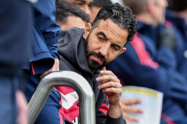 Manchester United takımından Ruben Amorim, 13 Nisan 2025 'te St. James' s Park, Newcastle, Birleşik Krallık 'ta oynanan Premier League karşılaşmasından önce maçı izliyor.