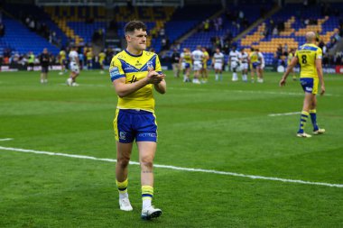 Warrington Wolves 'tan Josh Thewlis, 12 Nisan 2025' te İngiltere 'nin Warrington kentinde oynanan Betfred Süper Lig 7. Raundunda Warrington Wolves vs Hull FC maçının ardından ev sahibi taraftarları alkışlıyor.