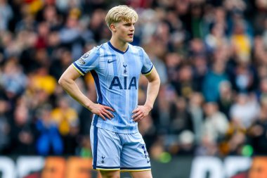 Tottenham Hotspur takımından Lucas Bergvall, Premier League maçında Wolverhampton Wanderers 'a karşı Tottenham Hotspur' a bakıyor. Molineux, Wolverhampton, Birleşik Krallık, 13 Nisan 2025