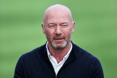 Alan Shearer, Premier Lig karşılaşmasından önce Newcastle United 'ın Manchester United' a karşı St. James 's Park, Newcastle, İngiltere' de 13 Nisan 2025 'te maçına bakıyor.