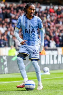 Tottenham Hotspur 'dan Djed Spence Premier Lig karşılaşmasında topu Wolverhampton Wanderers' a karşı Tottenham Hotspur 'a veriyor. Molineux, Wolverhampton, Birleşik Krallık, 13 Nisan 2025