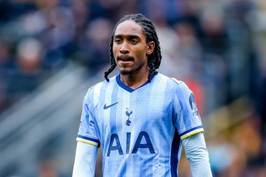 Tottenham Hotspur 'dan Djed Spence, 13 Nisan 2025' te Wolverhampton Wanderers - Tottenham Hotspur maçında üzgün görünüyor.