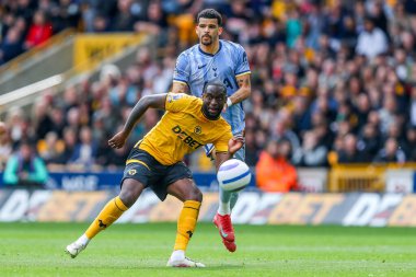 Wolverhampton Wanderers 'dan Toti, Tottenham Hotspur' a karşı oynanan Premier Lig karşılaşmasında Tottenhampton Wanderers, Wolineux, Wolverhampton, Birleşik Krallık 'ta 13 Nisan 2025' te oynanan maçta Tottenham Hotspur 'dan Dominic Solanke tarafından baskı altına alındı.