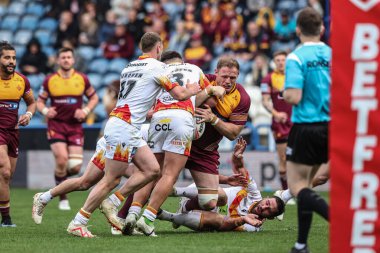 Huddersfield Giants 'tan Tom Burgess, Betfred Süper Lig karşılaşmasında Katalan Ejderhaları' ndan Oliver Partingon 'a karşı John Smith Stadyumu' nda Huddersfield Giants 'a karşı Catalans Dragons, Birleşik Krallık, 13 Nisan 2025