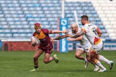 Huddersfield Giants takımının oyuncusu George Flanagan, 13 Nisan 2025 'te John Smith' in Stadyumu 'nda oynanan Betfred Süper Lig karşılaşmasında topu kırıyor.
