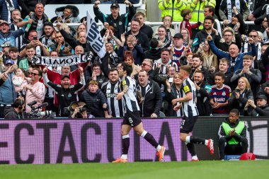 Newcastle United takımından Sandro Tonali, 13 Nisan 2025 'te St. James' s Park, Newcastle, İngiltere 'de oynanan Premier League maçı Newcastle United - Manchester United maçında 1-0 kazanma hedefini kutluyor.