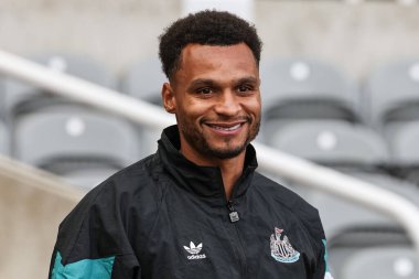 Newcastle United takımından Jacob Murphy, Manchester United 'a karşı oynanan Premier League maçı sırasında 13 Nisan 2025' te St. James 's Park, Newcastle, İngiltere' ye geldi.