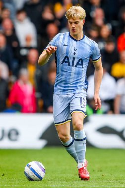 Tottenham Hotspur takımından Lucas Bergvall, Premier League maçında Wolverhampton Wanderers, Tottenham Hotspur 'a karşı Molineux, Wolverhampton, Birleşik Krallık' ta 13 Nisan 2025 'te koşuyor.