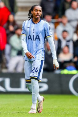 Tottenham Hotspur 'dan Djed Spence, Premier League maçında Wolverhampton Wanderers' a karşı Tottenham Hotspur 'a bakıyor. Molineux, Wolverhampton, Birleşik Krallık' ta, 13 Nisan 2025