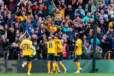 Wolverhampton Wanderers takımından Jorgen Strand Larsen, 13 Nisan 2025 'te Wolverhampton Wanderers ile Tottenham Hotspur arasında oynanan Premier League maçında takım arkadaşlarıyla yaptığı maçı 3-1 kazanarak kutluyor.