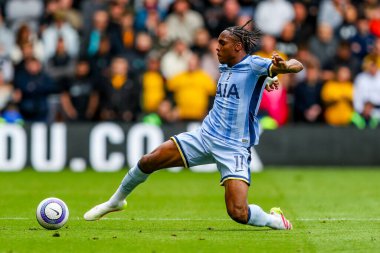 Tottenham Hotspur 'dan Mathys Tel Premier League maçında topu kontrol ediyor Wolverhampton Wanderers Tottenham Hotspur' a karşı Molineux, Wolverhampton, Birleşik Krallık, 13 Nisan 2025
