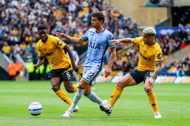 Tottenham Hotspur 'dan Brennan Johnson, Wolverhampton Wanderers - Tottenham Hotspur maçında Wolverhampton Wanderers - Molineux, Wolverhampton, Birleşik Krallık, 13 Nisan 2025' te Joao Gomes tarafından baskı altına alındı.