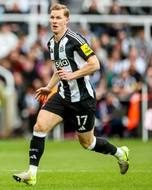 Newcastle United takımından Emil Krafth, 13 Nisan 2025 'te St. James' s Park, Newcastle, İngiltere 'de oynanan Premier League karşılaşmasında Manchester United ile karşı karşıya geldi.