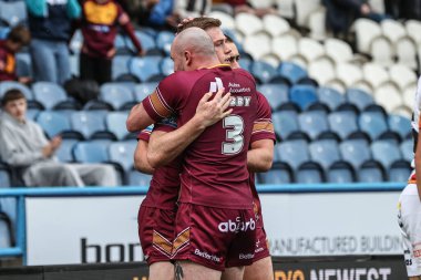 Huddersfield Giants takımından Sam Halsall, 13 Nisan 2025 'te John Smith Stadyumu' nda oynanan Betfred Süper Lig karşılaşmasında Huddersfield Giants ve Catalans Dragons maçını kutluyor.