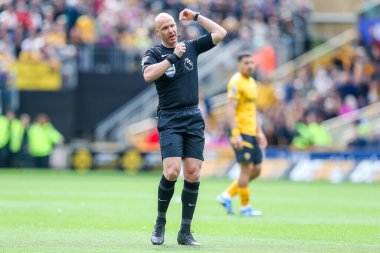 Hakem Anthony Taylor Premier Lig karşılaşmasında Wolverhampton Wanderers, Tottenham Hotspur 'a karşı Molineux, Wolverhampton, İngiltere, 13 Nisan 2025