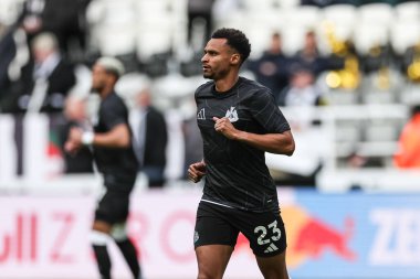 Newcastle United takımından Jacob Murphy Premier League maçı sırasında Manchester United 'a karşı St. James' s Park, Newcastle, Birleşik Krallık 'ta 13 Nisan 2025' te oynanan maç öncesi ısınma maçında