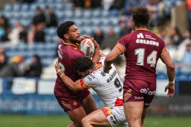 Huddersfield Giants 'tan Taane Milne ve Katalan Ejderhaları' ndan Benjamin Garcia, 13 Nisan 2025 'te John Smith' in Stadyumu 'nda oynanan Betfred Süper Lig maçı Huddersfield Giants' a karşı Catalans Dragons maçında topu kırdılar.