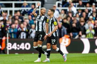 Newcastle United takımından Joelinton ve Bruno Guimaraes, 13 Nisan 2025 'te St. James' s Park, Newcastle 'da oynanan Premier League karşılaşmasında tepki verdiler.