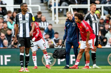 Manchester United takımından Joshua Zirkzee, 13 Nisan 2025 'te St. James' s Park, Newcastle 'da oynanan Premier League karşılaşmasında sahadan sakatlandı.