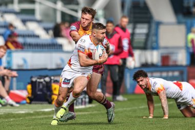 Katalan Ejderhaları 'ndan Tommy Makinson, Huddersfield Giants' tan Connor Carr tarafından 13 Nisan 2025 'te John Smith Stadyumu' nda oynanan Betfred Süper Lig karşılaşmasında yenildi.