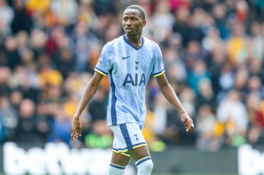 Tottenham Hotspur 'dan Pape Matar Sarr, Premier Lig maçı sırasında Wolverhampton Wanderers' a karşı Tottenham Hotspur 'a karşı Molineux, Wolverhampton, Birleşik Krallık, 13 Nisan 2025' te bakıyor.