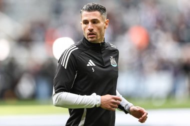 Newcastle United takımından Fabian Schr, Premier League karşılaşmasında maç öncesi ısınma oturumunda Newcastle United ile Manchester United, St. James 's Park, Newcastle, İngiltere, 13 Nisan 2025