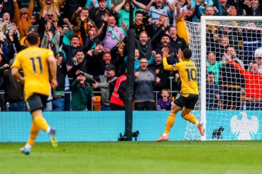 Wolverhampton Wanderers takımından Matheus Cunha, 13 Nisan 2025 'te Wolverhampton Wanderers ile Tottenham Hotspur arasında oynanan Premier League maçında 4-2 kazanma golünü kutluyor.