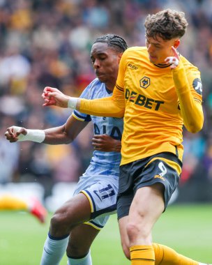 Tottenham Hotspur 'dan Mathys Tel, Wolverhampton Wanderers - Tottenham Hotspur maçında Wolverhampton Wanderers - Molineux, Wolverhampton, Birleşik Krallık' ta 13 Nisan 2025 tarihinde Jorgen Strand Larsen ile top için mücadele etti.
