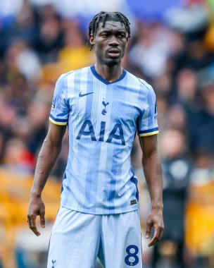 Tottenham Hotspur takımından Yves Bissouma, Premier League maçında Wolverhampton Wanderers 'a karşı Tottenham Hotspur, Molineux, Wolverhampton, Birleşik Krallık' ta 13 Nisan 2025 'te