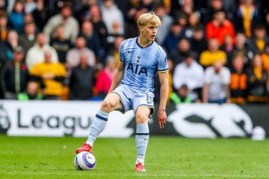 Tottenham Hotspur takımından Lucas Bergvall, Premier League maçında Wolverhampton Wanderers, Tottenham Hotspur 'a karşı Molineux, Wolverhampton, Birleşik Krallık' ta 13 Nisan 2025 'te koşuyor.
