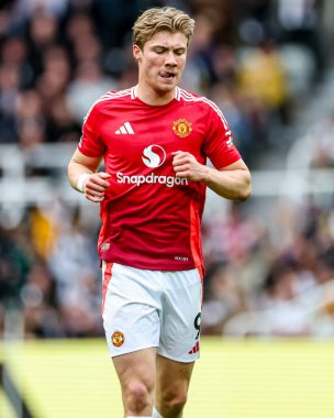 Manchester United takımından Rasmus Hjlund, Manchester United 'a karşı oynanan Premier League maçında 13 Nisan 2025' te St. James 's Park, Newcastle' da maç yaptı.