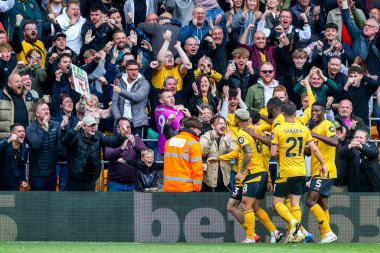 Wolverhampton Wanderers takımından Jorgen Strand Larsen, 13 Nisan 2025 'te Wolverhampton Wanderers ile Tottenham Hotspur arasında oynanan Premier League maçında takım arkadaşlarıyla yaptığı maçı 3-1 kazanarak kutluyor.