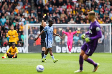 Tottenham Hotspur 'dan Yves Bissouma, Premier League maçında Hakem Anthony Taylor' dan Wolverhampton Tottenham Hotspur 'a karşı Molineux, Wolverhampton, Birleşik Krallık' ta 13 Nisan 2025 'te oynanan maçta sarı kart aldı.