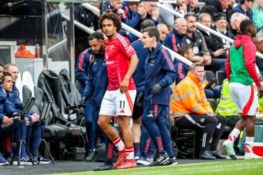 Manchester United takımından Joshua Zirkzee, 13 Nisan 2025 'te St. James' s Park, Newcastle 'da oynanan Premier League karşılaşmasında sahadan sakatlandı.