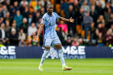 Tottenham Hotspur 'dan Pape Matar Sarr, 13 Nisan 2025' te Wolverhampton Wanderers - Tottenham Hotspur maçında tepki gösterdi.