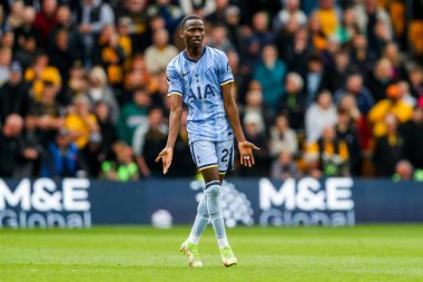 Tottenham Hotspur 'dan Pape Matar Sarr, 13 Nisan 2025' te Wolverhampton Wanderers - Tottenham Hotspur maçında tepki gösterdi.