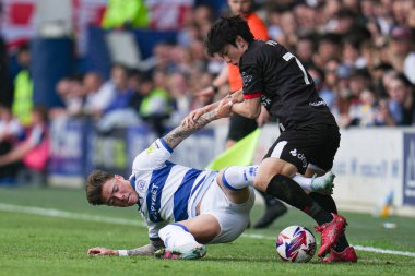 Queens Park Rangers 'dan Harrison Ashby ve Bristol City' den Yu Hirakawa 12 Nisan 2025 'te İngiltere' de Kiyan Prince Vakfı Stadyumu 'nda oynanan Queens Park Rangers-Bristol City maçında top için mücadele ediyorlar.