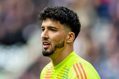 Manchester United takımından Altay Bayndr, 13 Nisan 2025 'te St. James' s Park, Newcastle, İngiltere 'de oynanan Premier League maçı sırasında izlemektedir.