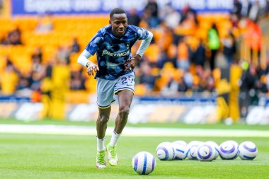 Tottenham Hotspur 'dan Pape Matar Sarr, Premier Lig karşılaşması öncesinde ısınıyor. Wolverhampton Wanderers, Tottenham Hotspur' a karşı Molineux, Wolverhampton, Birleşik Krallık, 13 Nisan 2025