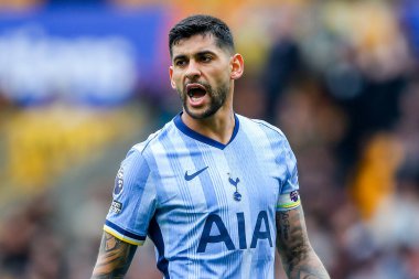 Tottenham Hotspur 'dan Cristian Romero, 13 Nisan 2025 tarihinde İngiltere' nin Wolverhampton kentinde oynanan Premier League maçında Wolverhampton Wanderers Tottenham Hotspur 'a karşı takım talimatlarını verdi.