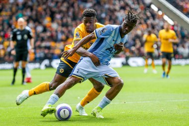 Wolverhampton Wanderers 'dan Marshall Munetsi, Tottenham Hotspur' dan Yves Bissouma ile birlikte Premier League maçında Wolverhampton Wanderers 'a karşı Tottenham Hotspur, Molineux, Wolverhampton, Birleşik Krallık' ta 13 Nisan 2025 'te mücadele etti.