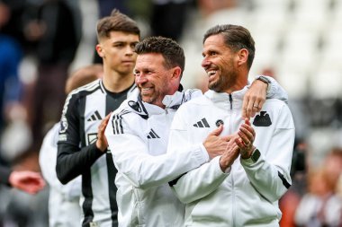 Newcastle United 'ın yardımcı antrenörü Jason Tindell, 13 Nisan 2025' te St. James 's Park, Newcastle, Birleşik Krallık' ta oynanan Premier League maçı sonrasında takımların kazandığı galibiyet sonrasında taraftarları takdir ediyor.