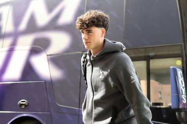 Tottenham Hotspur 'dan Archie Gray, Premier Lig karşılaşması öncesinde Wolverhampton Wanderers ile Tottenham Hotspur' a karşı Molineux, Wolverhampton, Birleşik Krallık, 13 Nisan 2025 'te geldi.